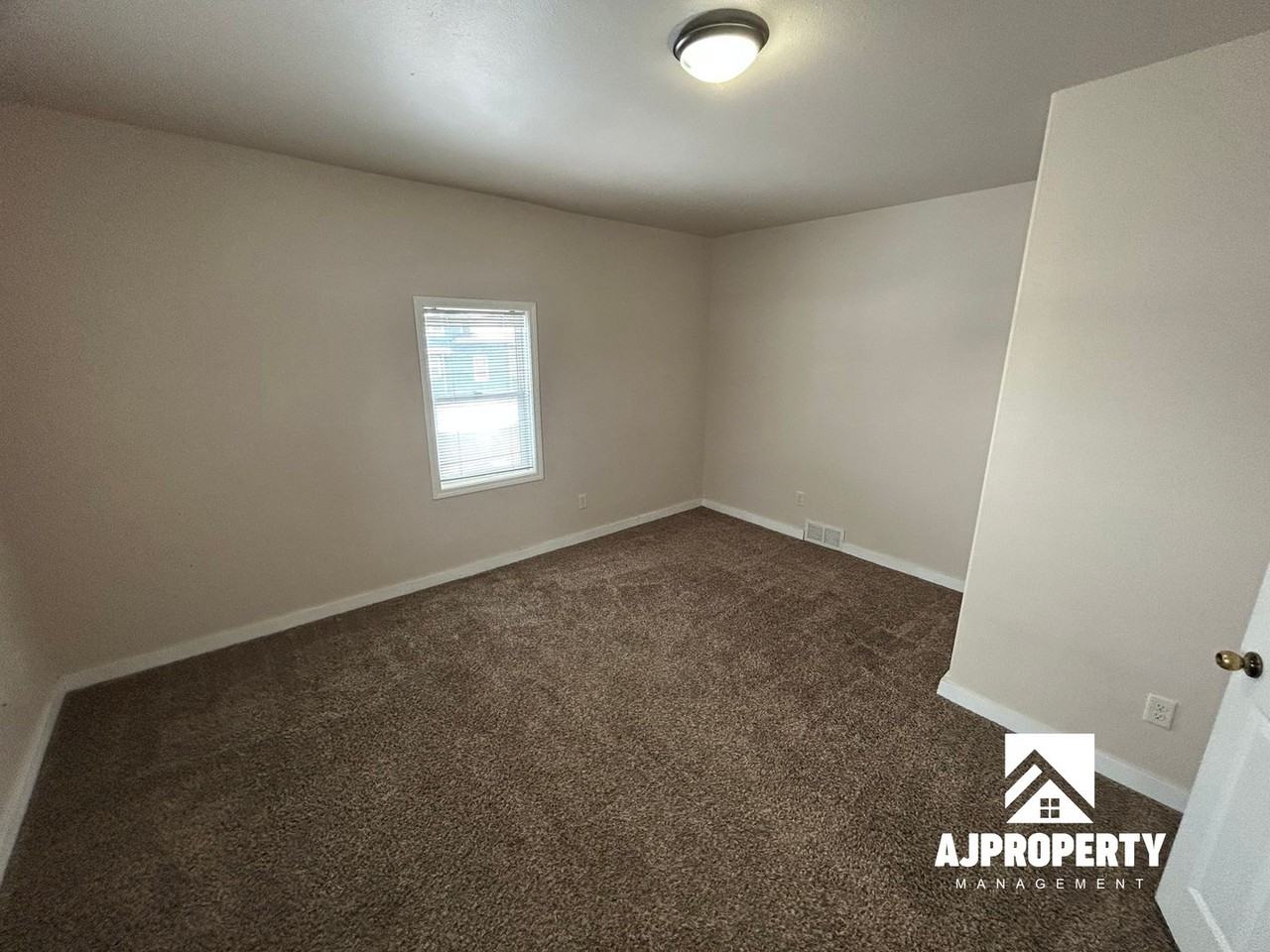 214 W Russell St - Photo 7 of 12