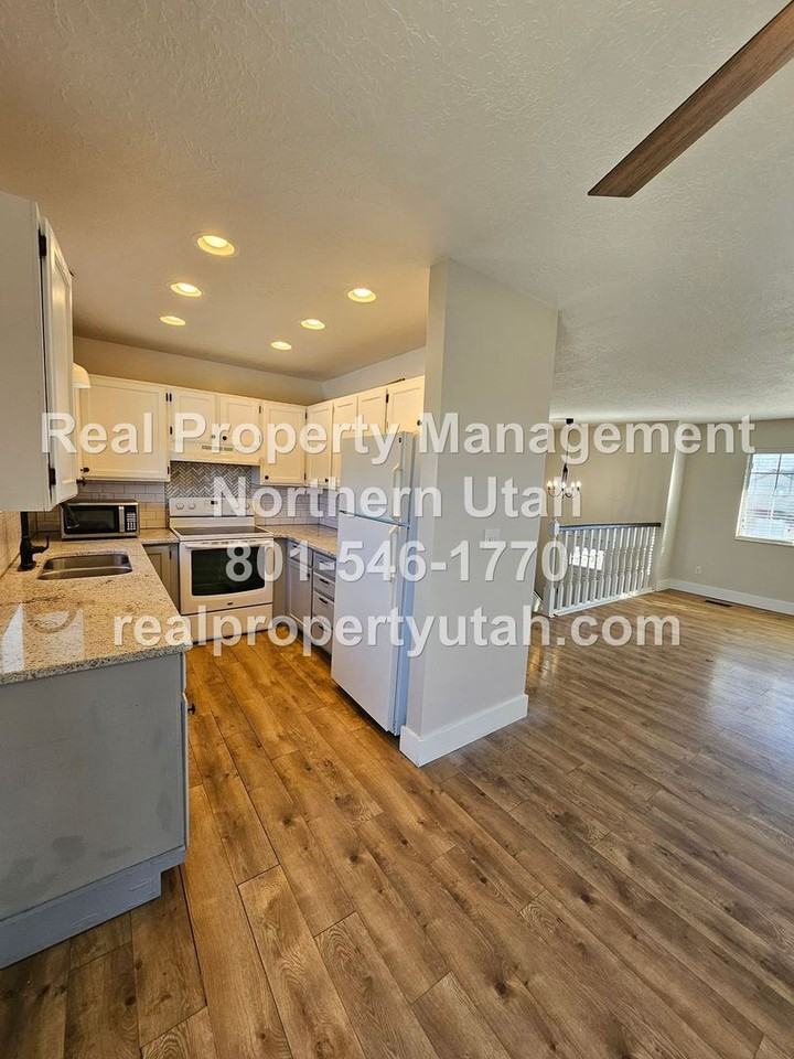 5035 S 4275 W - Photo 5 of 23