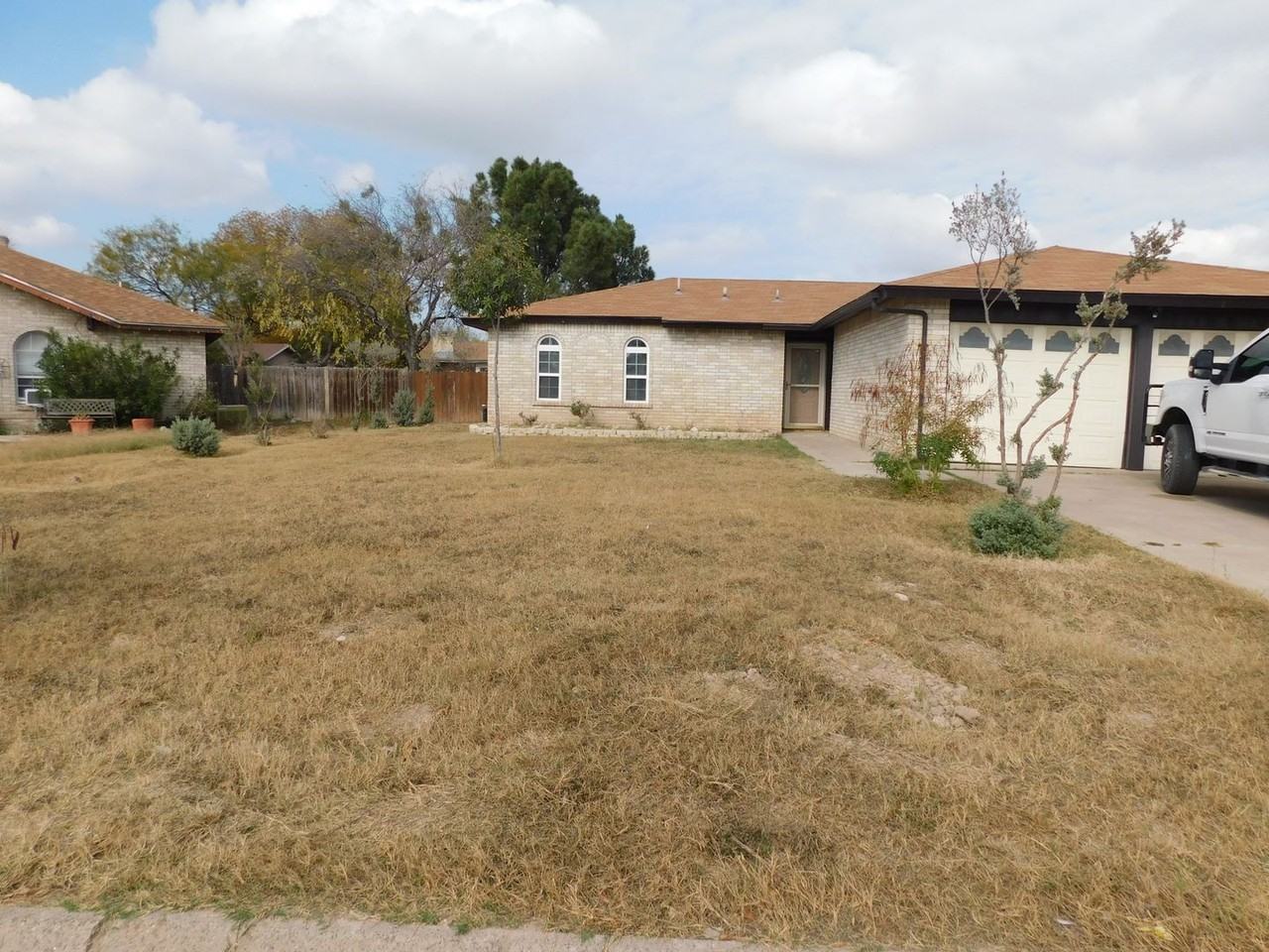105 Siesta Cir - Photo 2 of 17