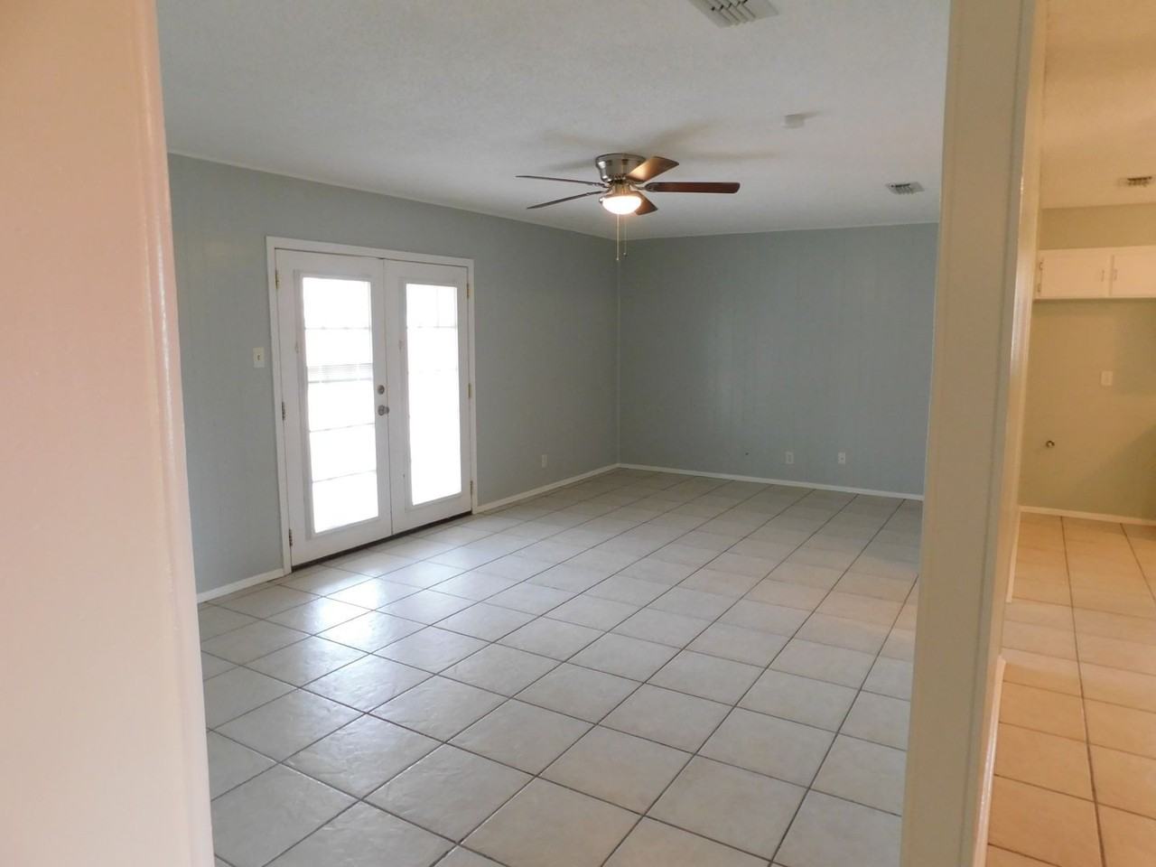 105 Siesta Cir - Photo 3 of 17