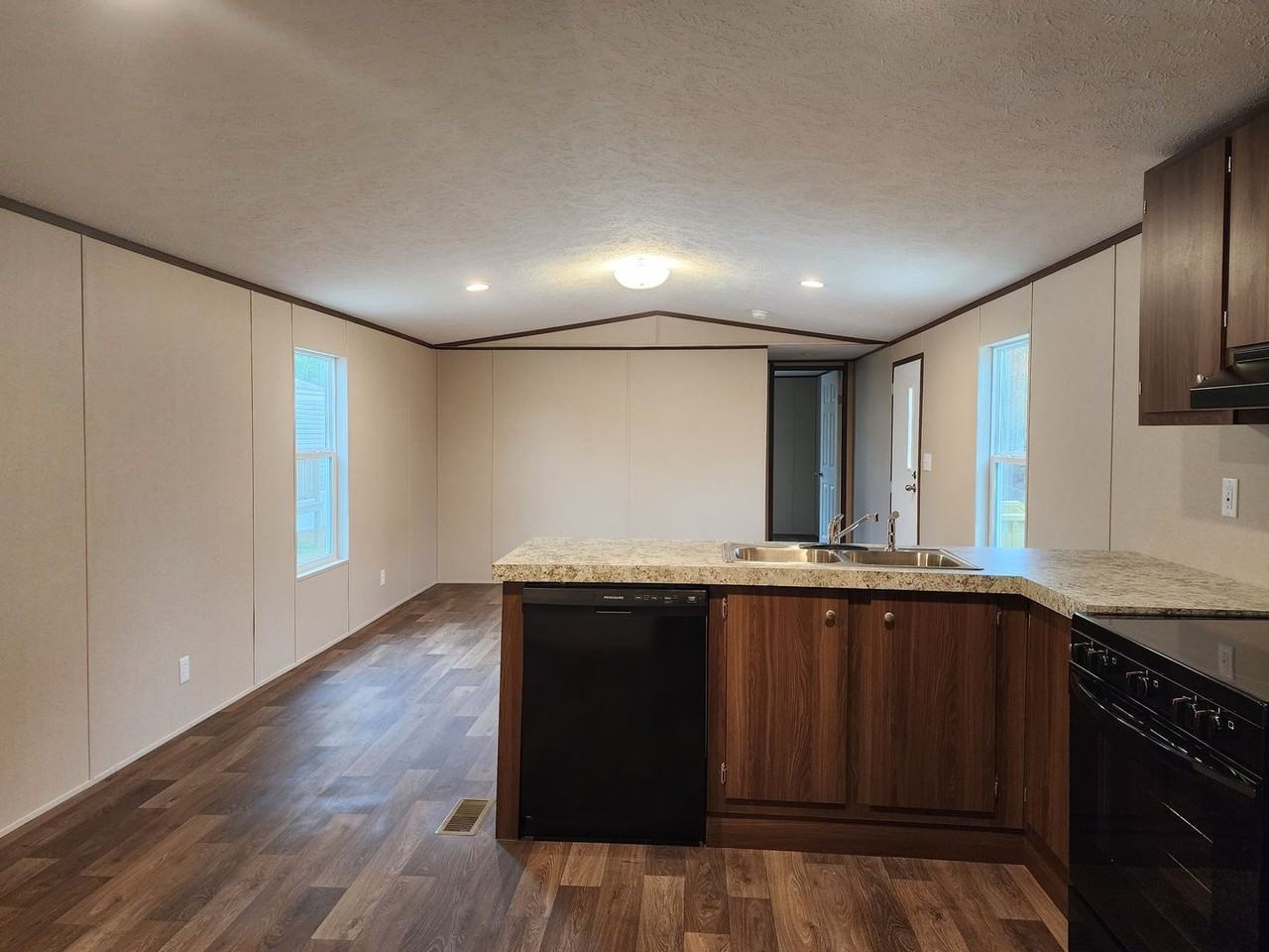 141 Littleton St - Photo 7 of 23