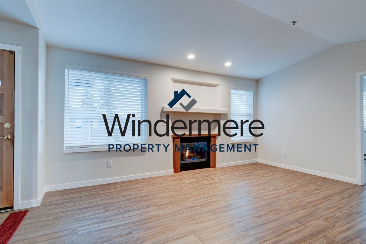 300 N Oak Harbor St - Photo 5 of 22