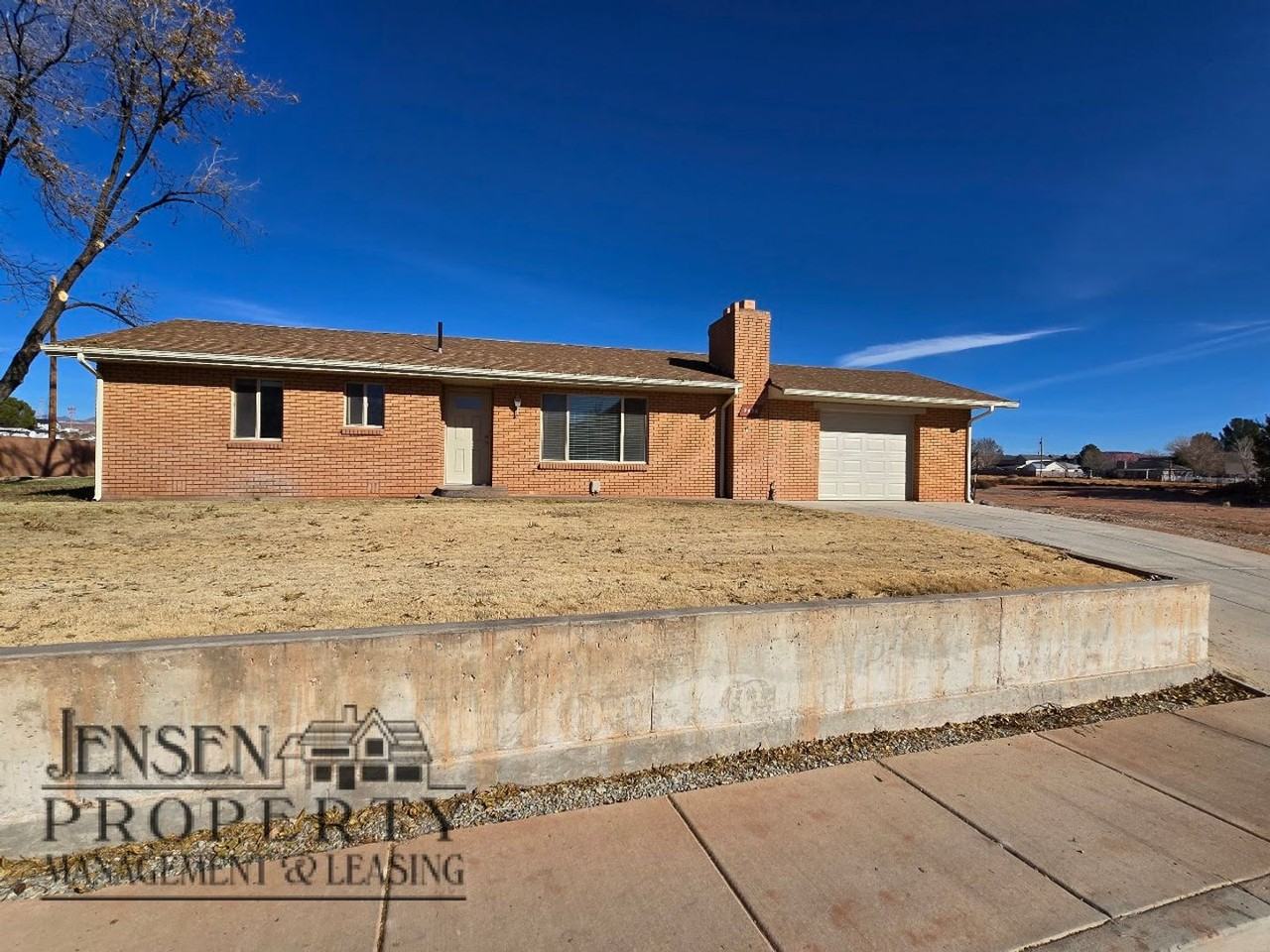 2456 Vineyard Dr - Photo 2 of 33