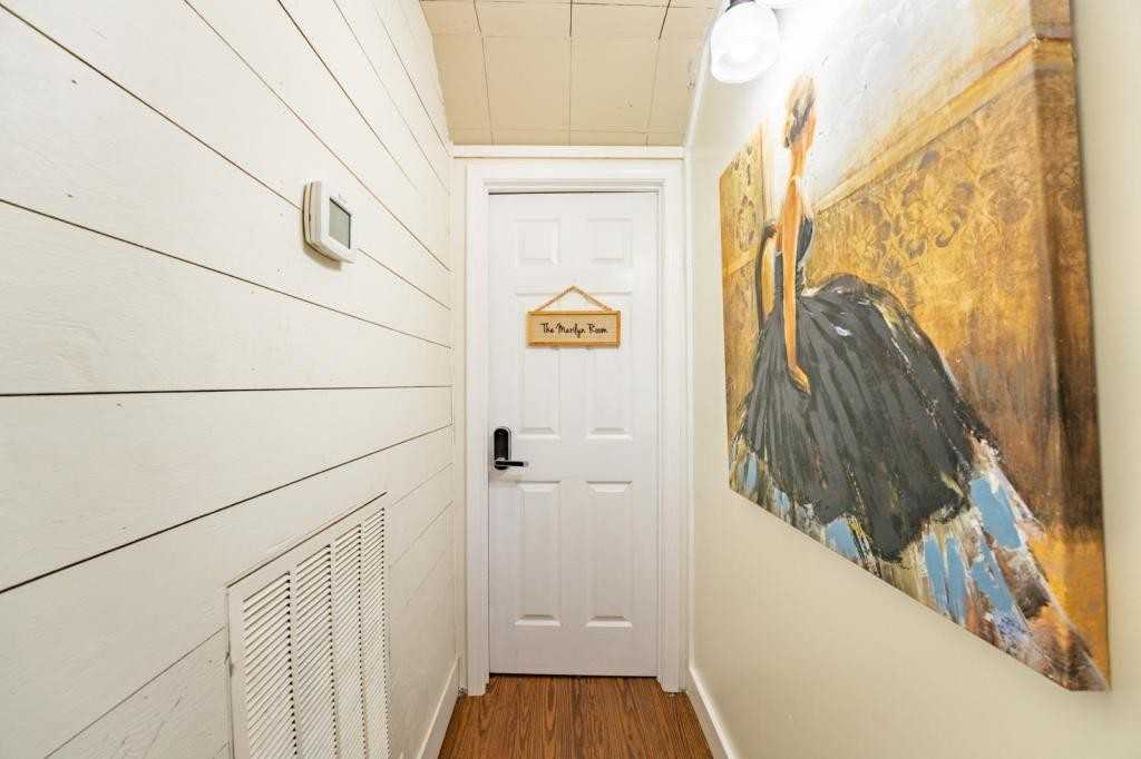 714 714 E Jefferson St Marilyn Suite - Photo 2 of 16