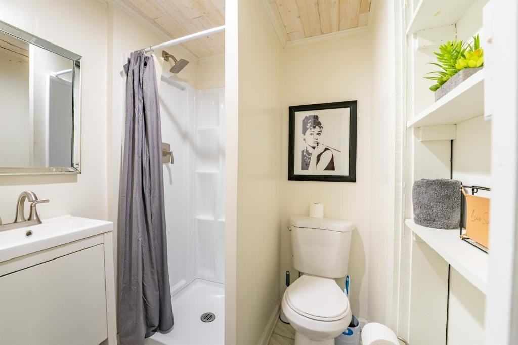 714 714 E Jefferson St Marilyn Suite - Photo 3 of 16