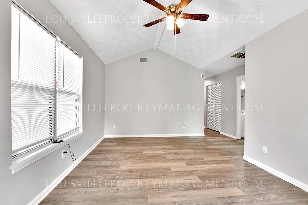 3225 Kirby Ave - Photo 3 of 18