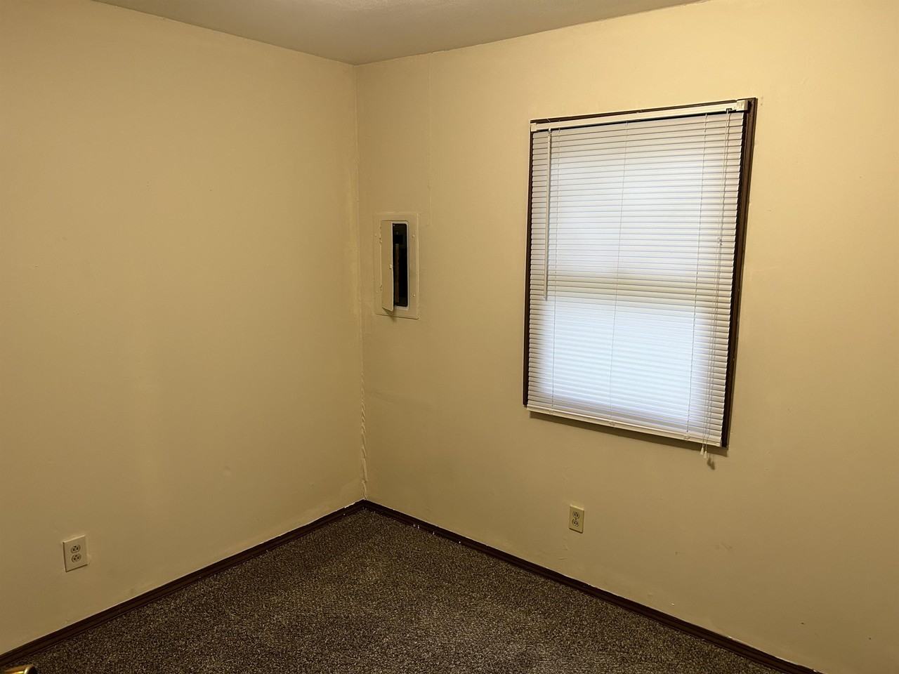 202 W Market St - Photo 3 of 5