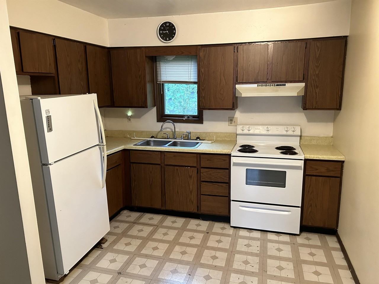 202 W Market St - Photo 2 of 5