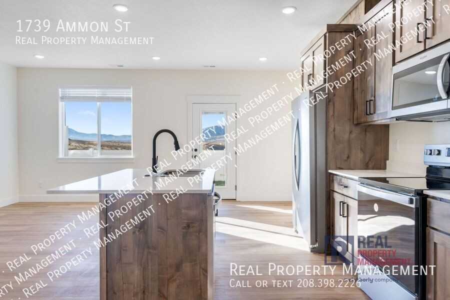 1739 Ammon St - Photo 2 of 23