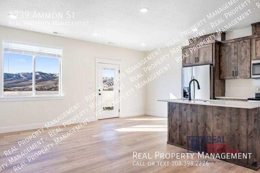 1739 Ammon St - Photo 3 of 23