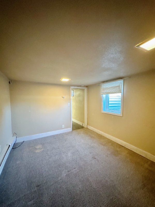 748 1/2 Cook Ave - Photo 4 of 6