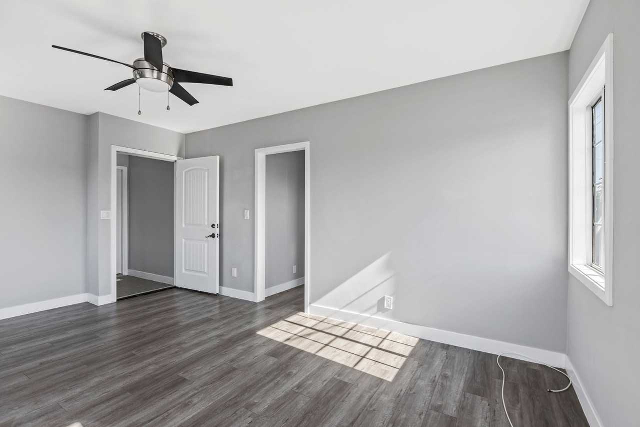 1610 W 42nd Pl - Photo 4 of 15