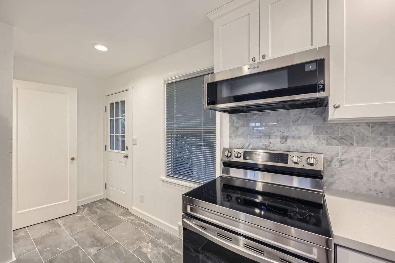 222 Nw 49th St - Photo 7 of 22