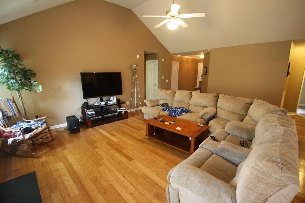 916 Waynewood Ln - Photo 3 of 24