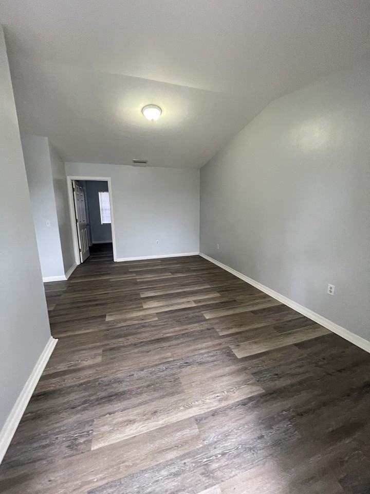 211 SE 1st Ave - Photo 3 of 18