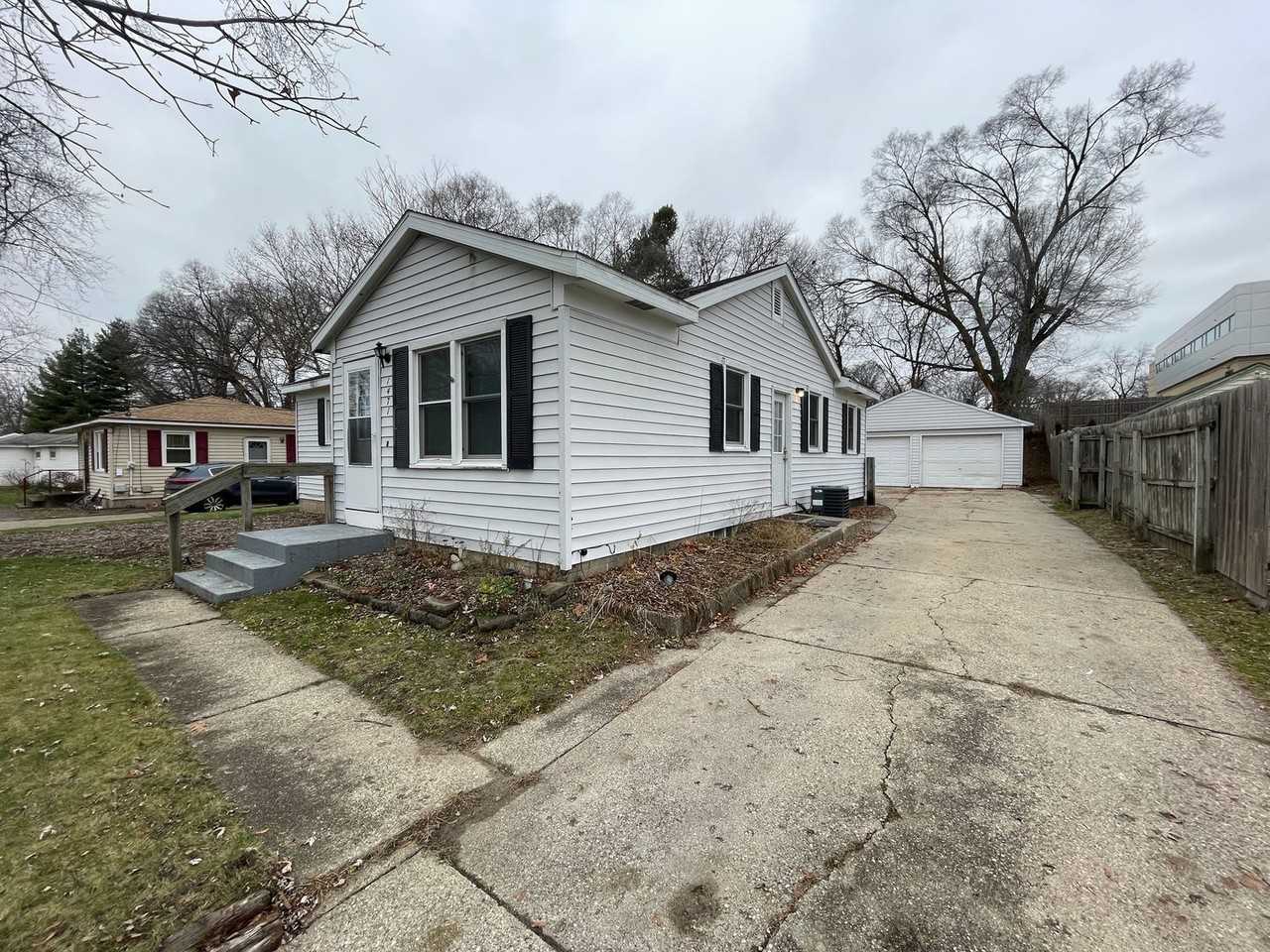 1471 Brookmark St Se - Photo 2 of 27
