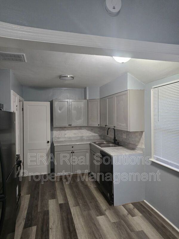 2403 Parkwood Ave - Photo 2 of 18