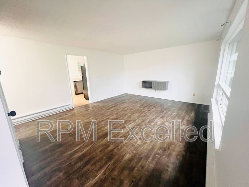 1526 29th St Se - Photo 2 of 9