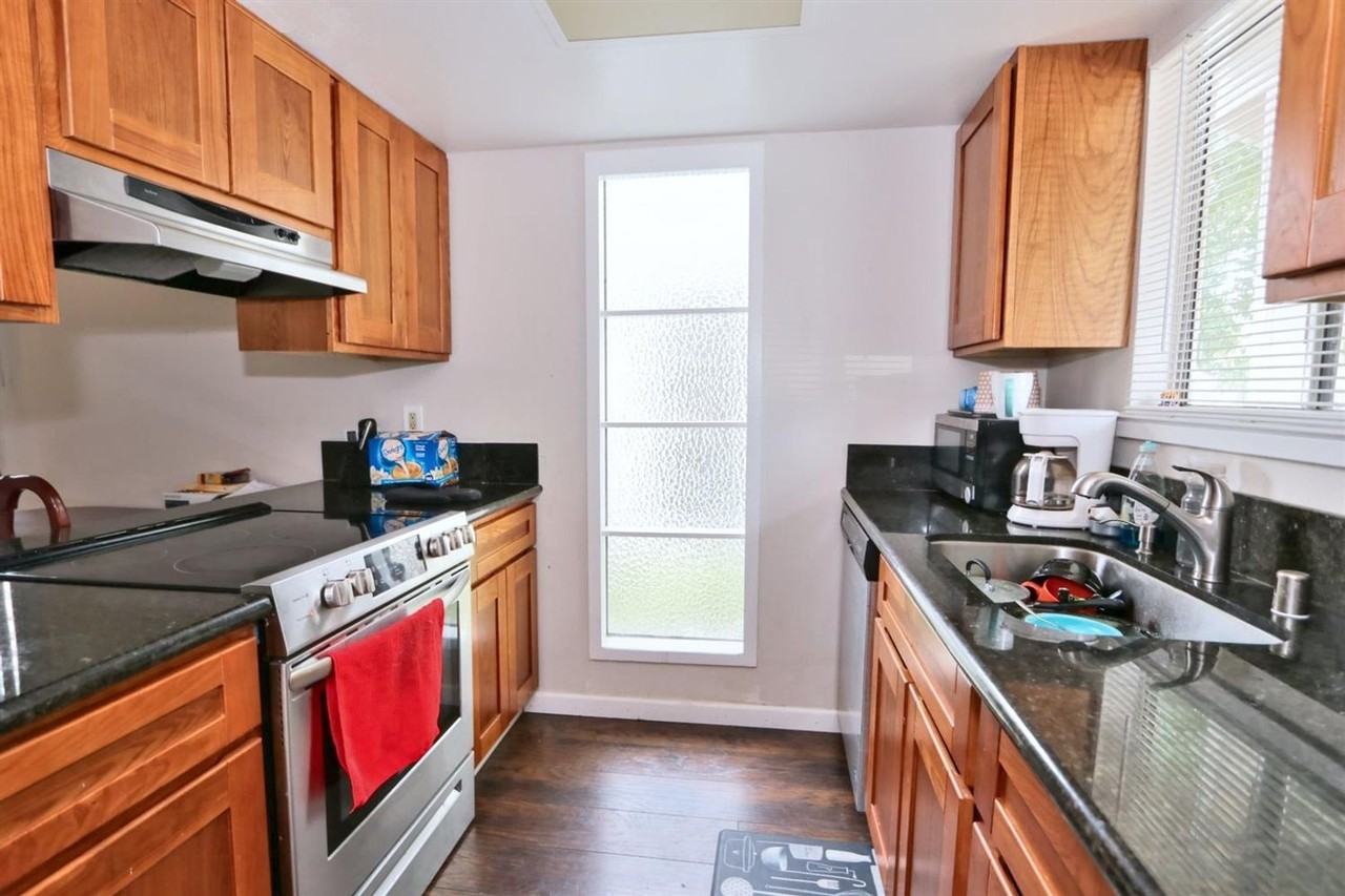 1116 Clinton Rd - Photo 4 of 21