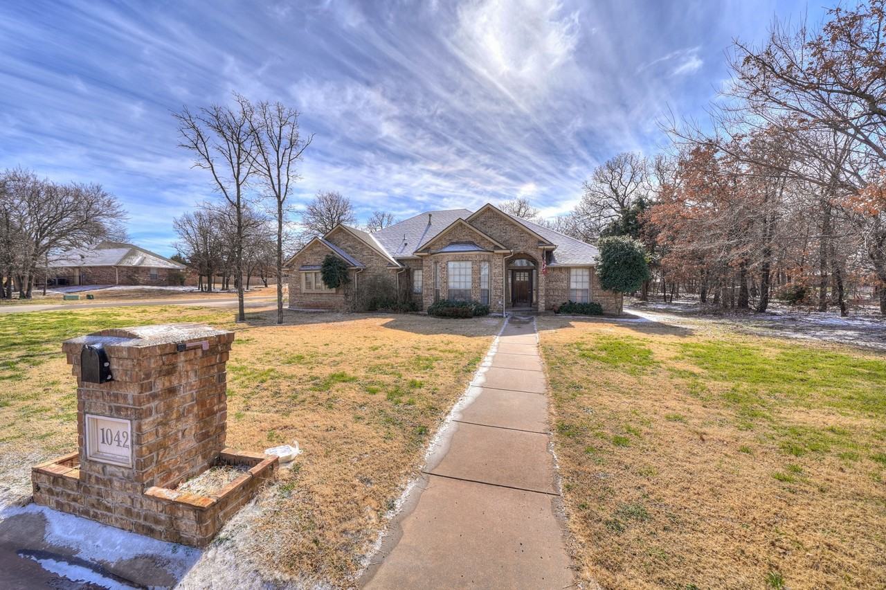 1042 Hidden Oaks Way - Photo 2 of 44