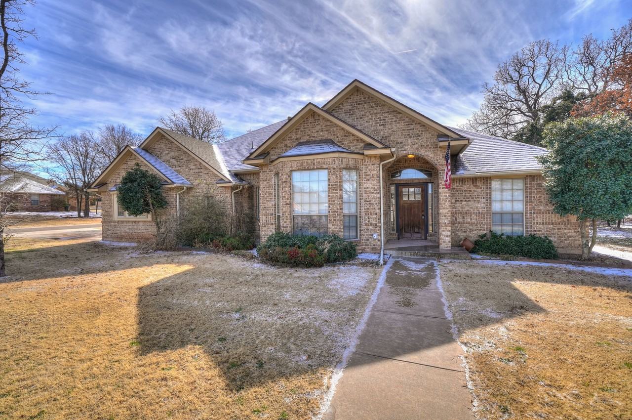 1042 Hidden Oaks Way - Photo 3 of 44