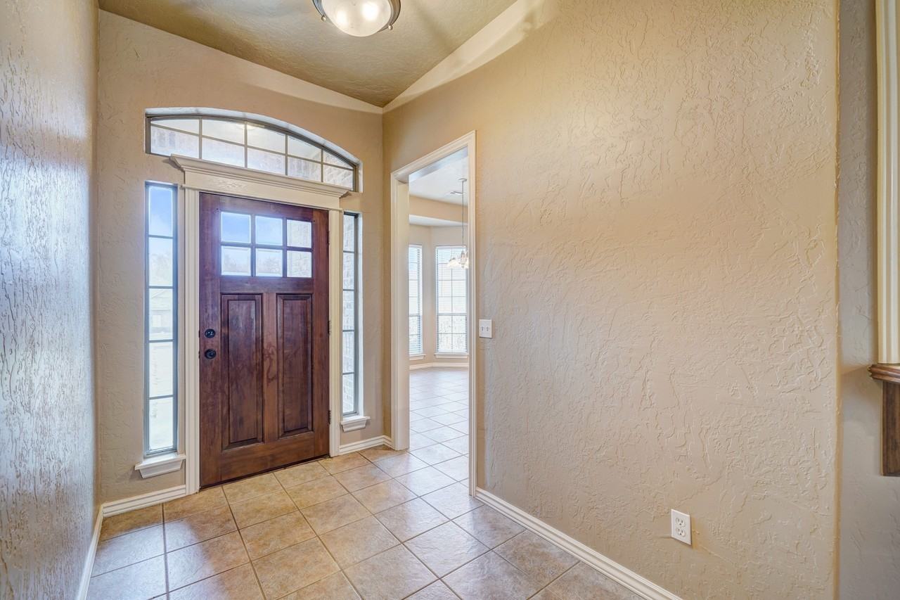 1042 Hidden Oaks Way - Photo 4 of 44