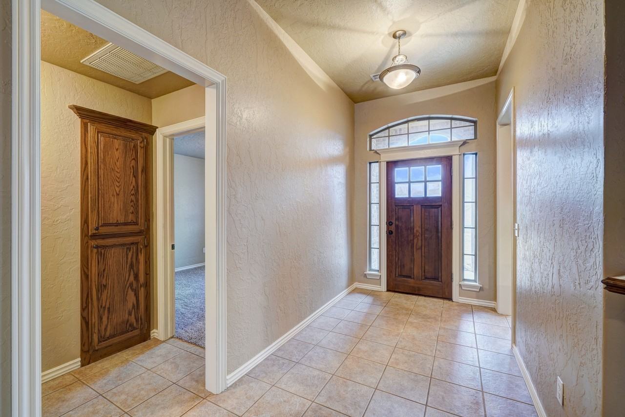 1042 Hidden Oaks Way - Photo 5 of 44