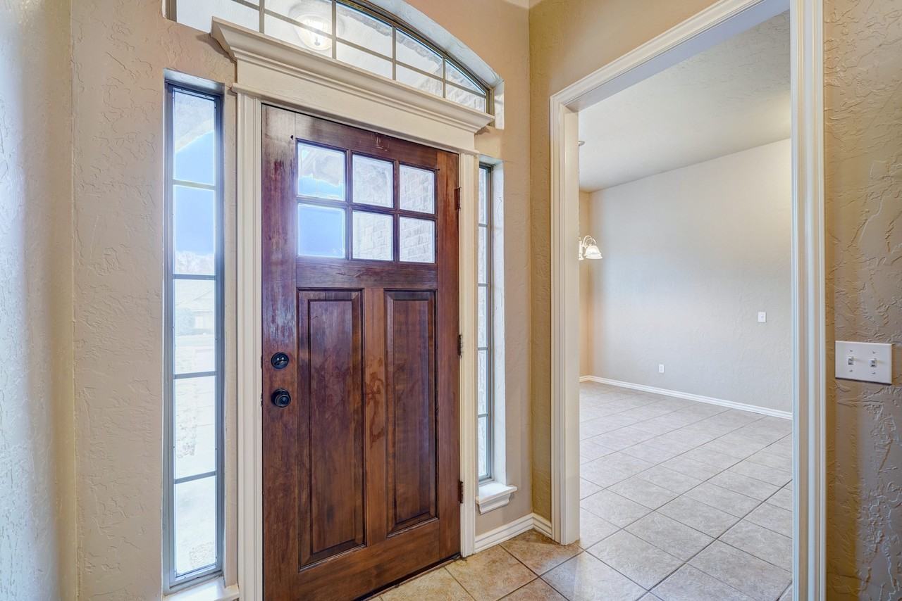 1042 Hidden Oaks Way - Photo 6 of 44
