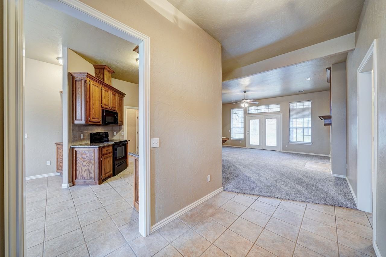 1042 Hidden Oaks Way - Photo 7 of 44