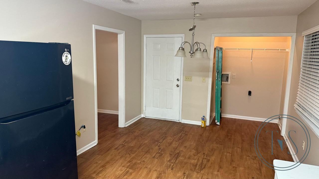 619 N Cypress St - Photo 5 of 15