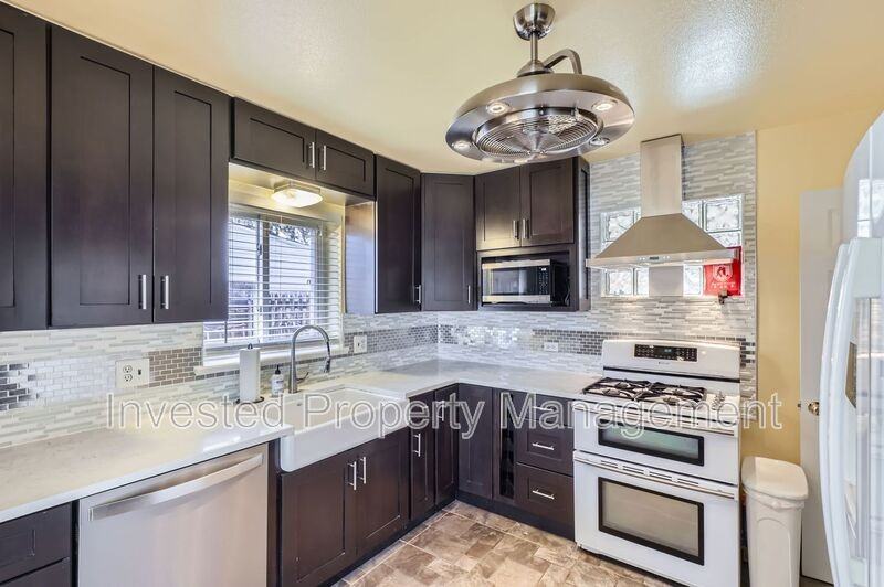 3267 Ivanhoe St - Photo 4 of 17