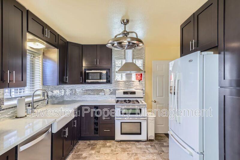 3267 Ivanhoe St - Photo 6 of 17