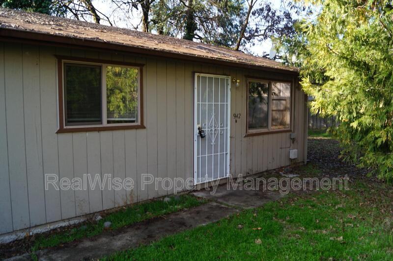 942 Sw Bridge St - Photo 3 of 27