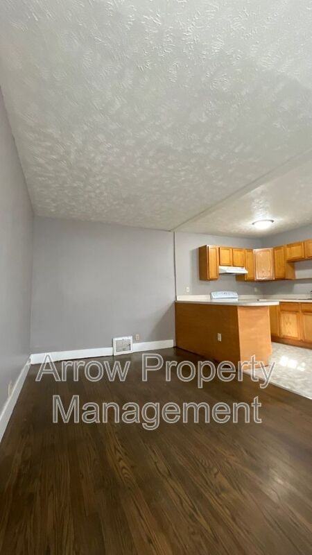 1112 Peach St - Photo 3 of 12