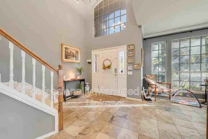 5775 Gleneagles Cir - Photo 3 of 32