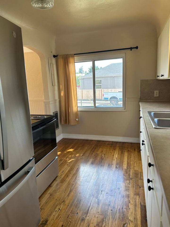 2036 C St - Photo 6 of 17