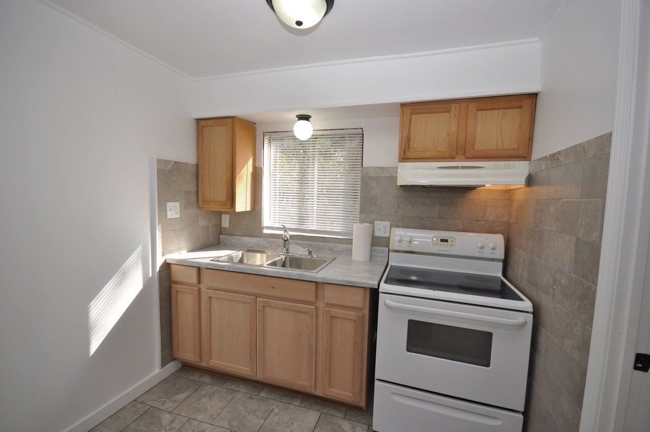 1260 Flournoy St - Photo 2 of 17