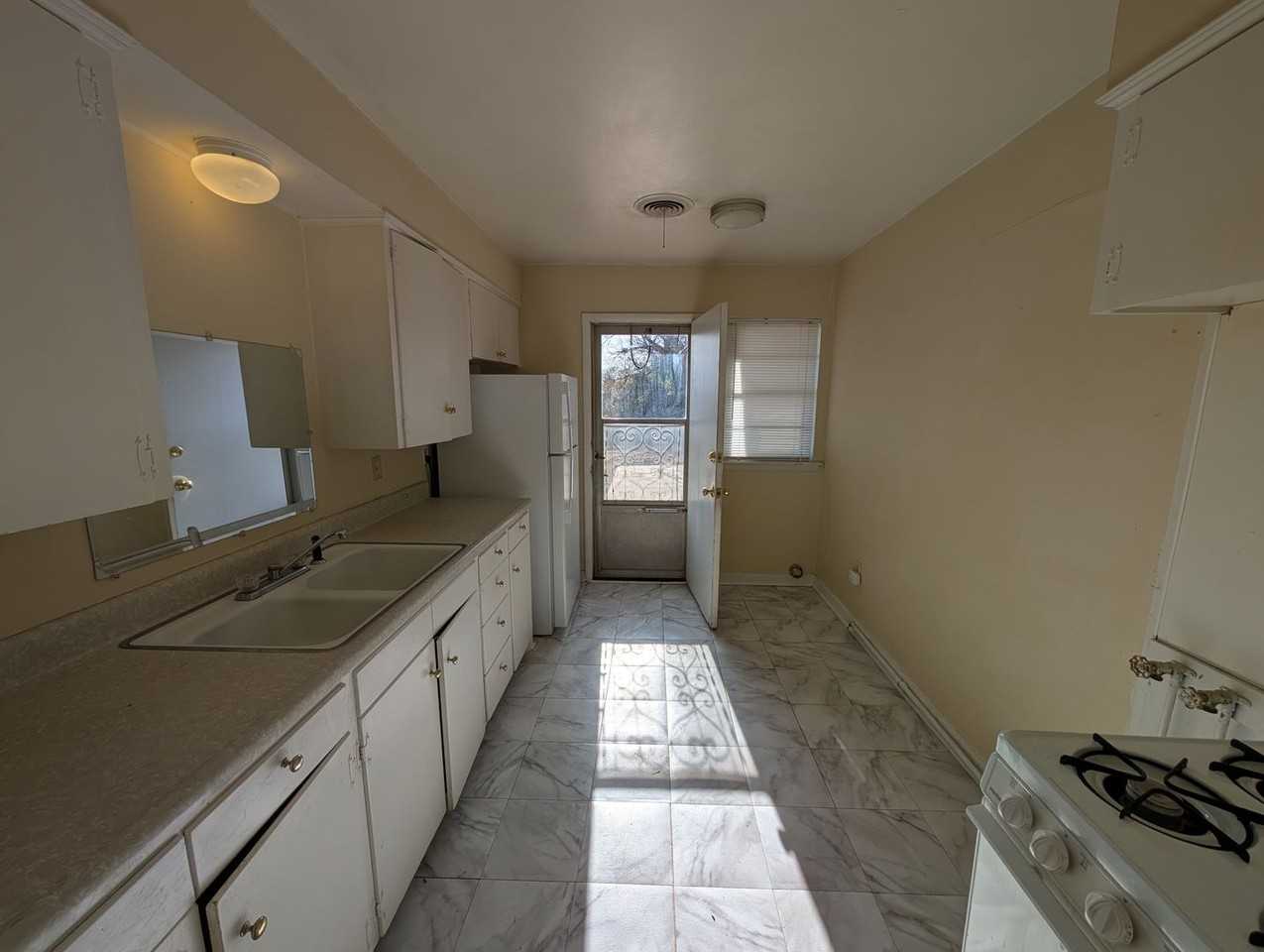 1010 E Main St - Photo 4 of 17