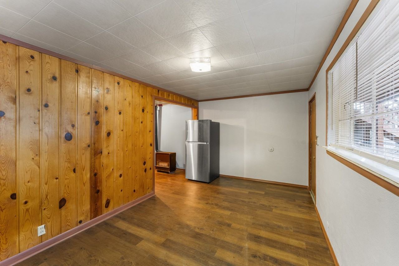 10710 Grand View Ave - Photo 2 of 9