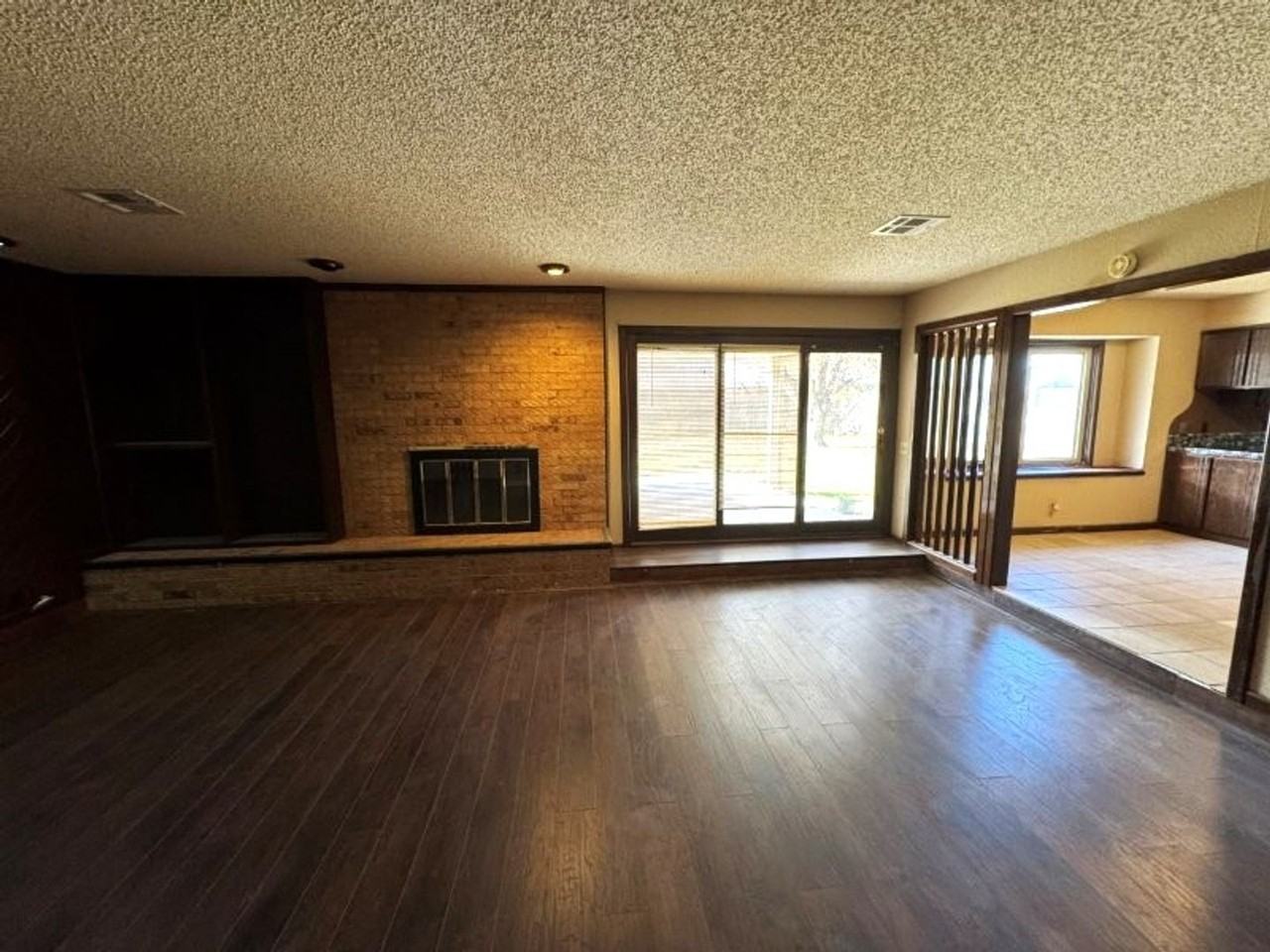 10405 Cricket Ct - Photo 2 of 10