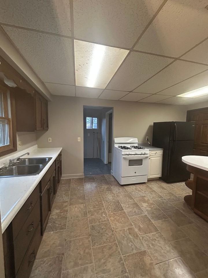 2405 Poinsette Dr - Photo 2 of 3