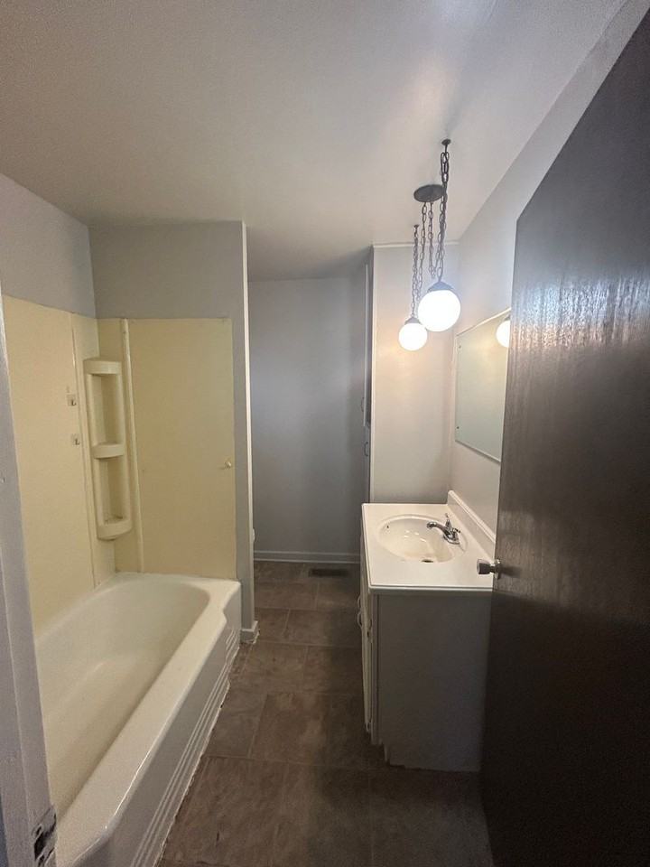 2405 Poinsette Dr - Photo 3 of 3