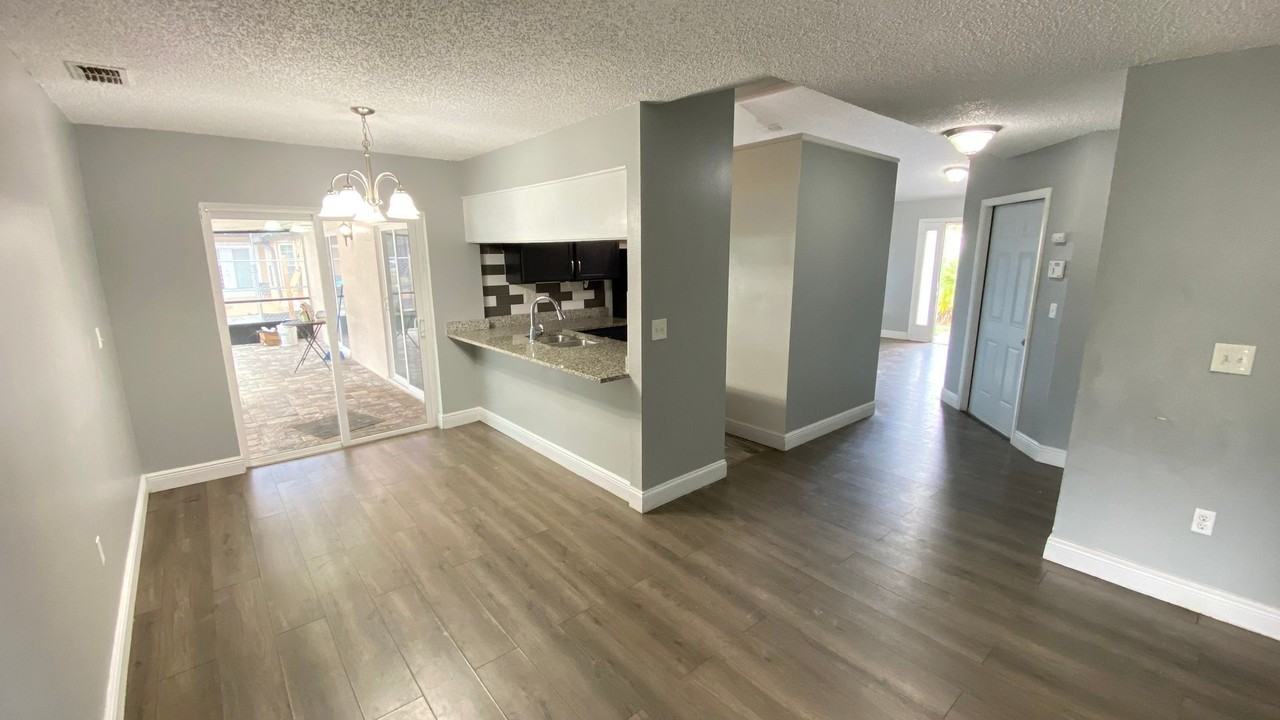 1025 Derbyshire Dr - Photo 3 of 32