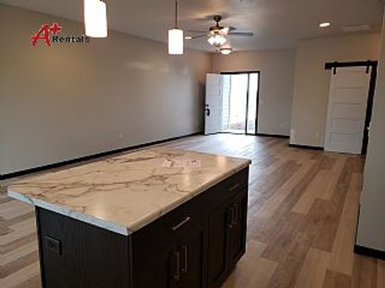 4513 S Dubuque Ave - Photo 4 of 20