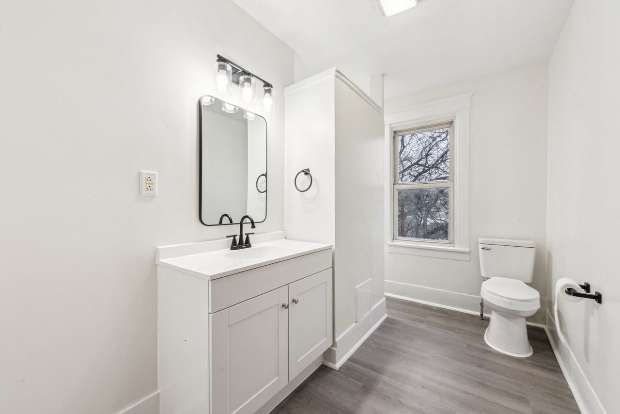 1040 S Main St - Photo 2 of 24