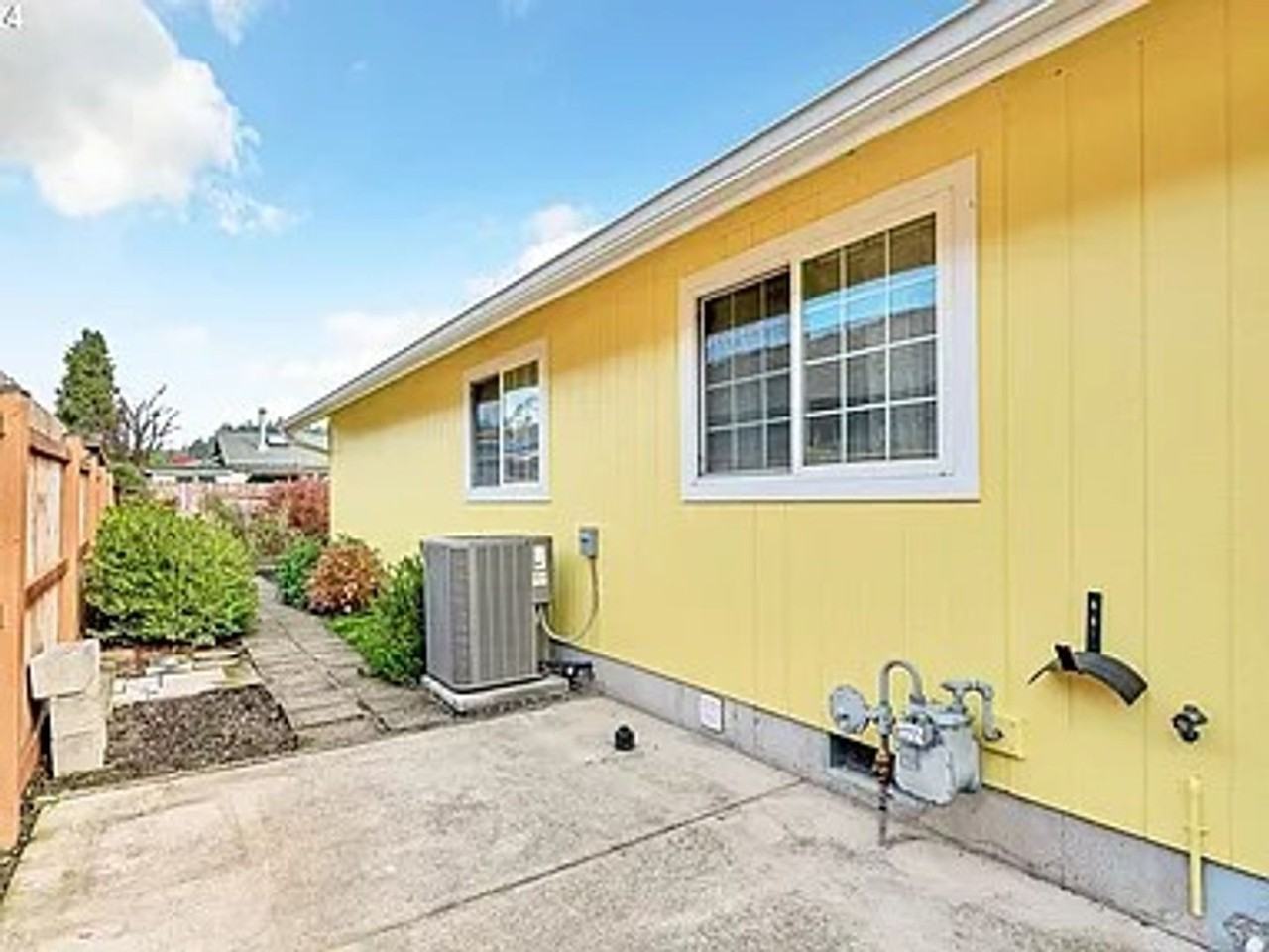 2082 Clark Ave - Photo 3 of 8