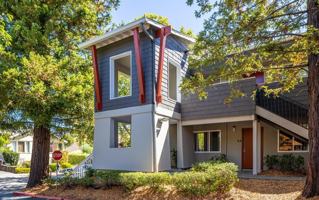 featured image of 215 Bayview St