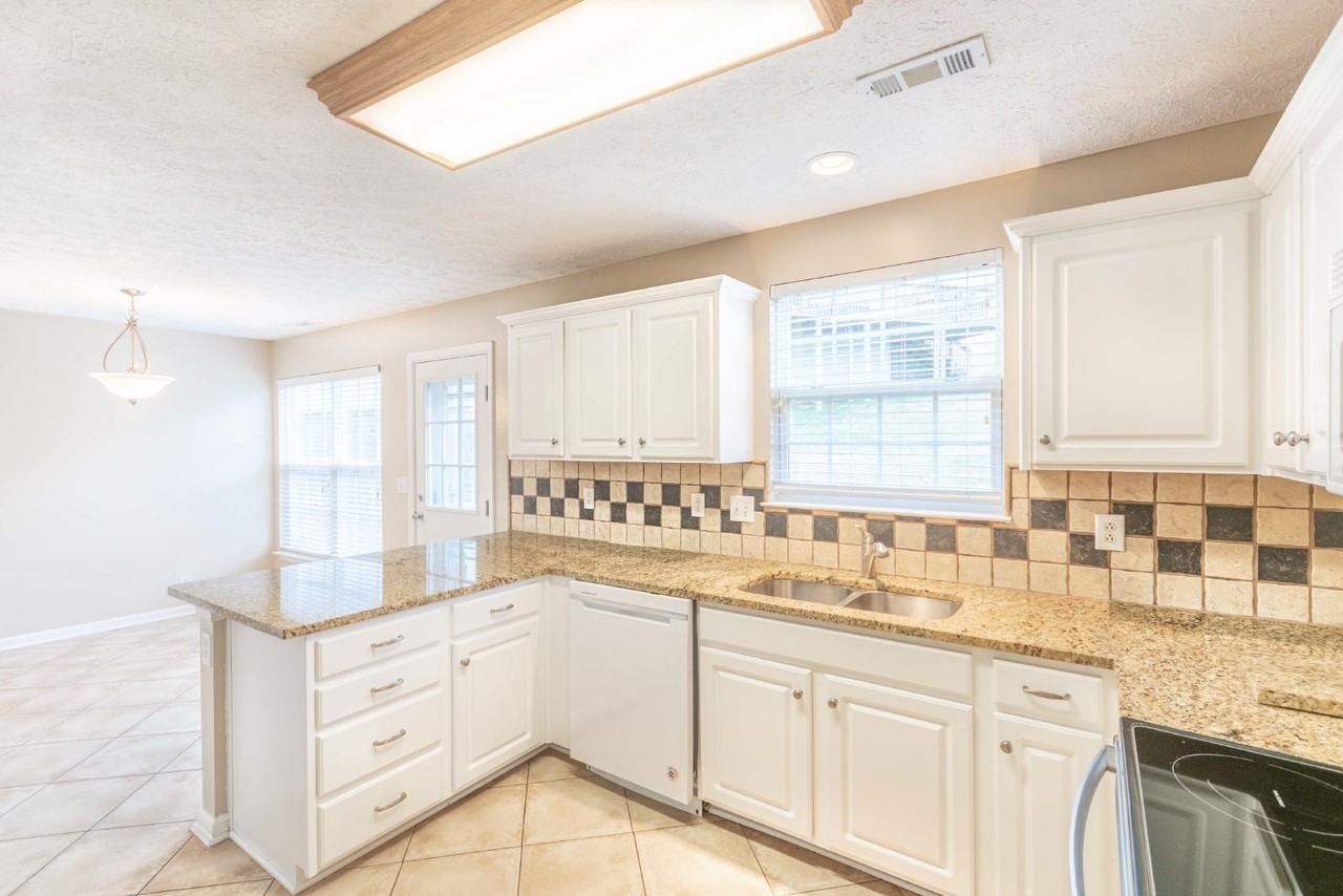 4716 Chepstow Dr - Photo 6 of 17