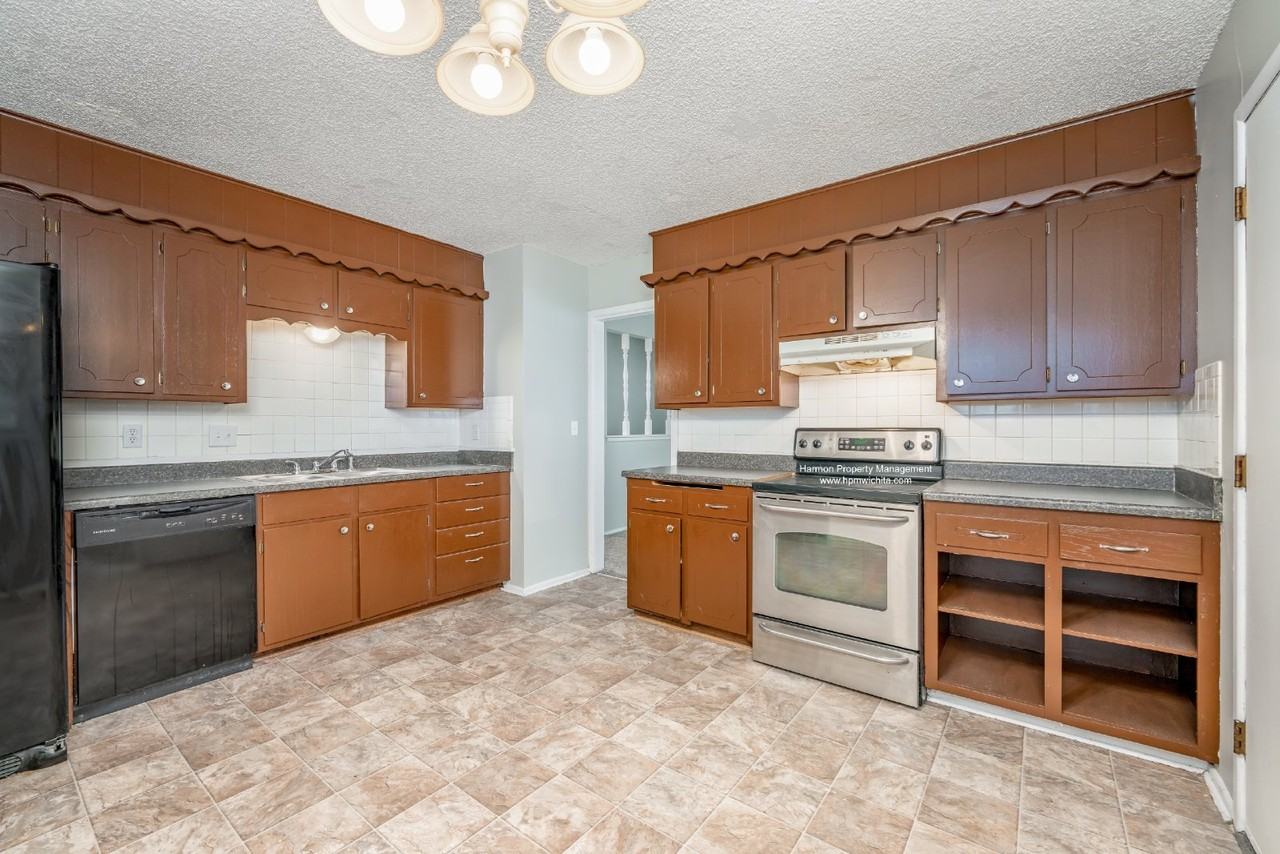 3153 S Pinecrest St - Photo 3 of 10