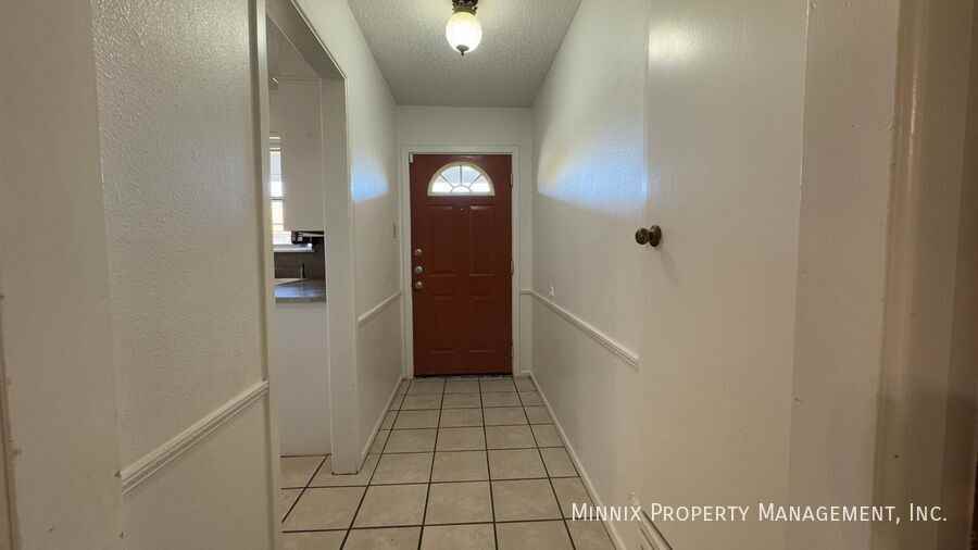 8206 Lynnhaven Ave - Photo 4 of 29